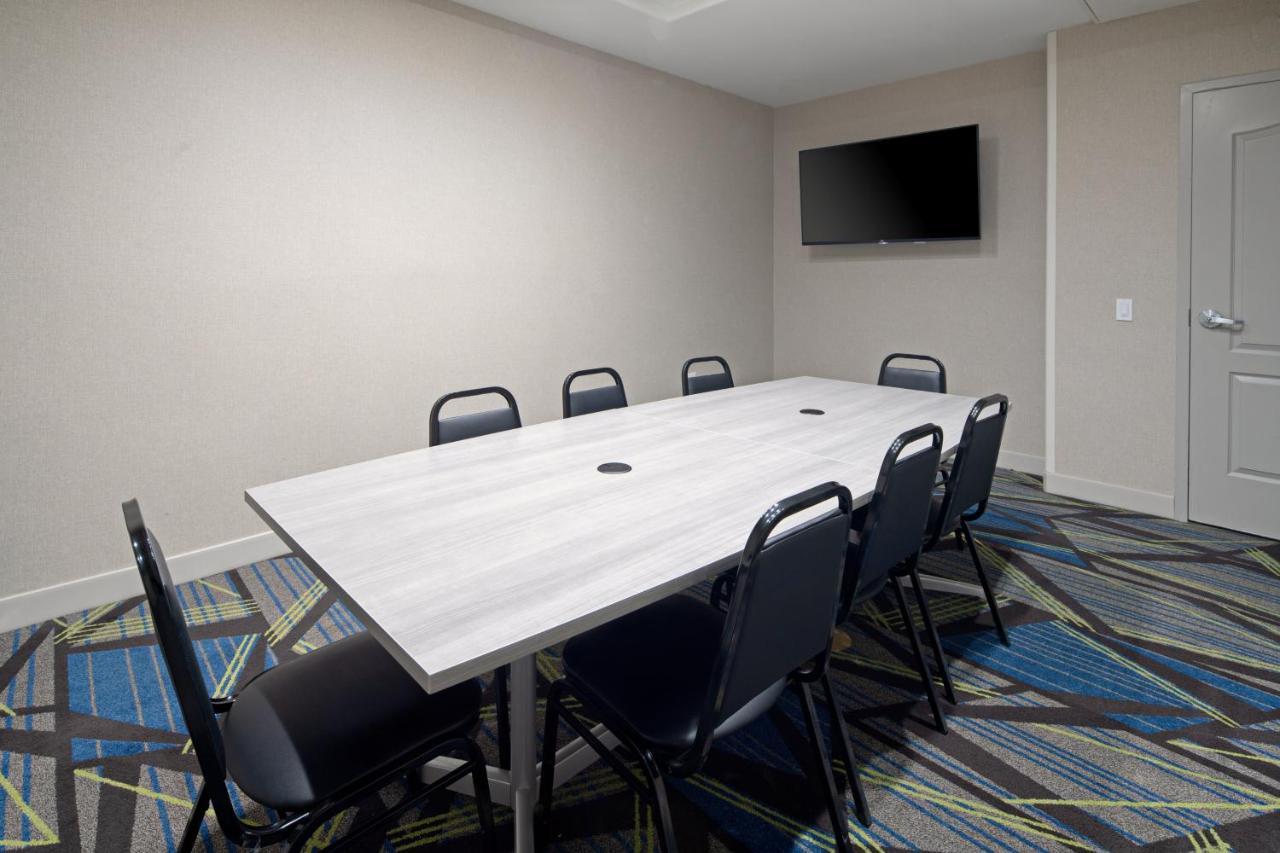 | Holiday Inn Express Fresno South, an IHG Hotel