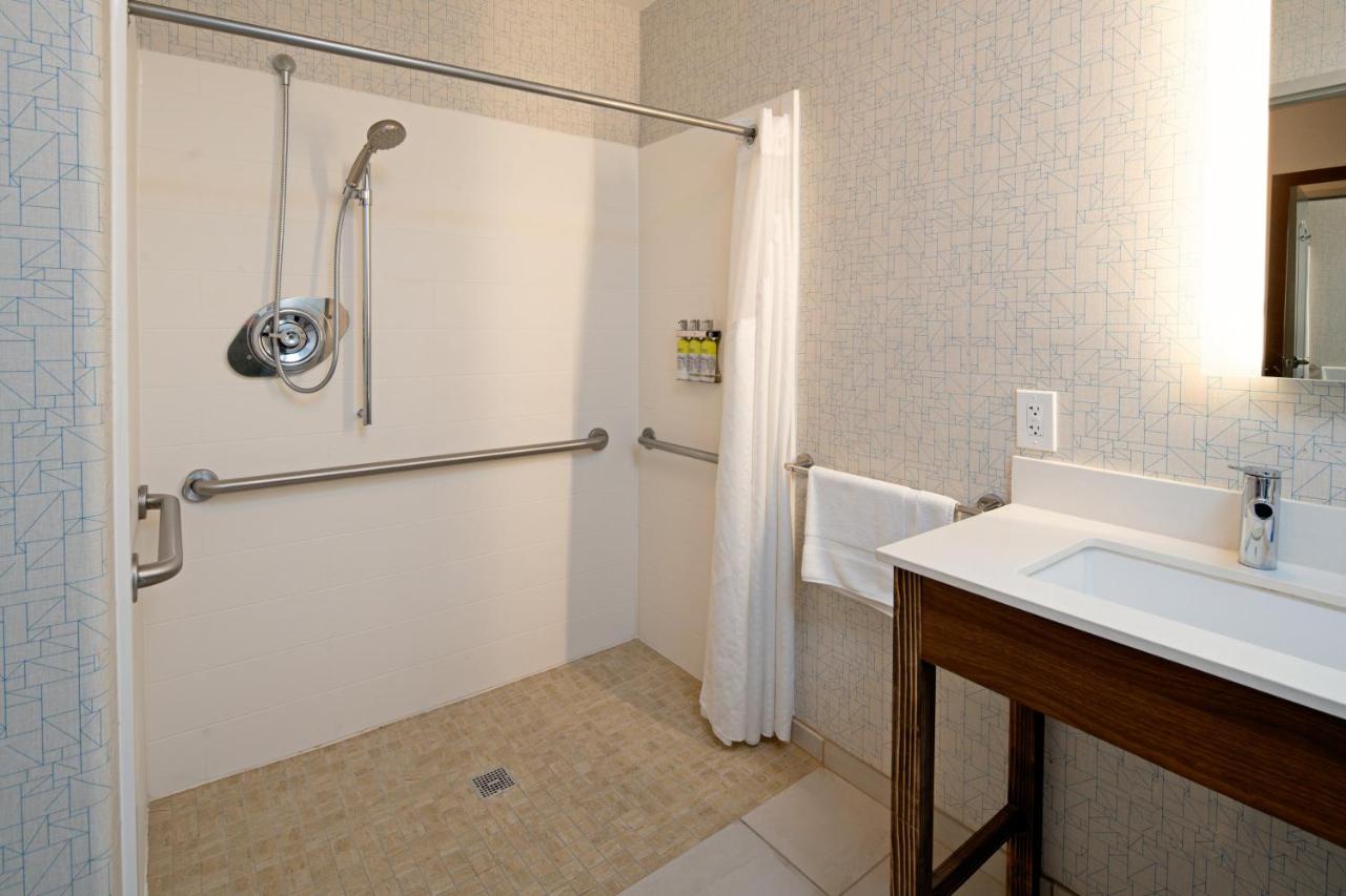 | Holiday Inn Express Fresno South, an IHG Hotel