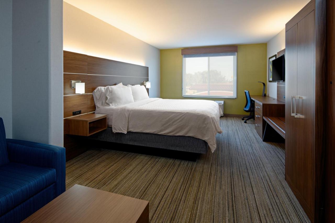 | Holiday Inn Express Fresno South, an IHG Hotel