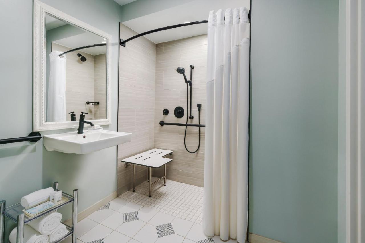 King Room - Mobility Access/Roll in Shower - Non-Smoking at Holiday Inn Resort Lumina on Wrightsville Beach by IHG