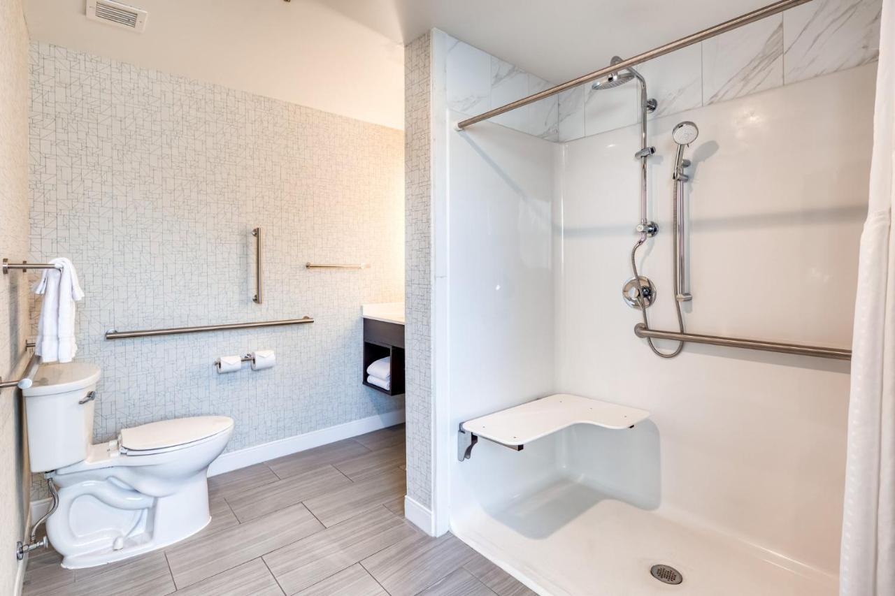 King Room - Mobility Access/Roll in Shower - Non-Smoking at Holiday Inn Express Kansas City Downtown by IHG