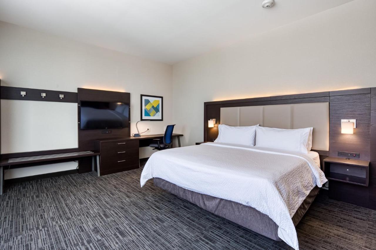 King Room - Disability Access/Hearing Accessible at Holiday Inn Express Kansas City Downtown by IHG
