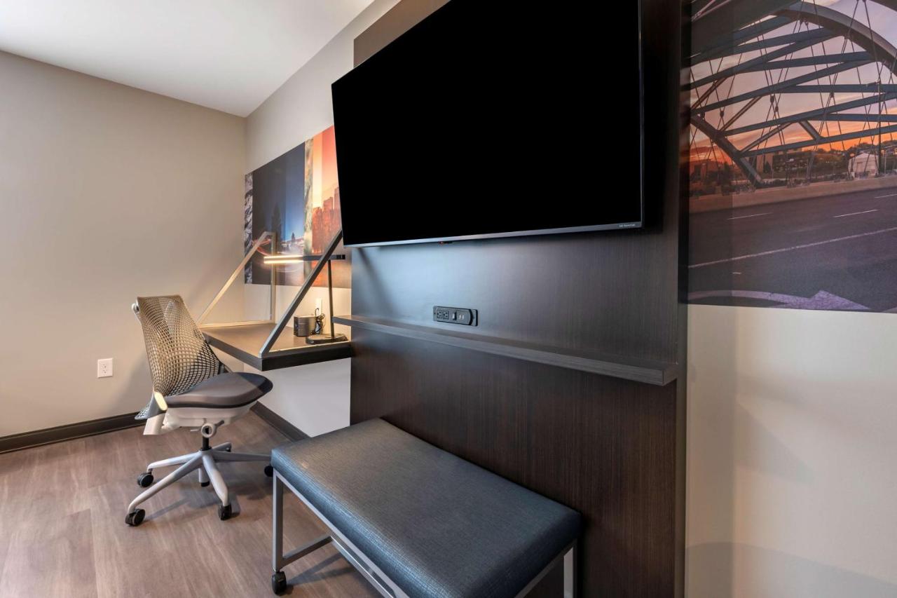 King Room with Mobility Accessible Tub and Sofa Bed at Vīb Hotel by Best Western Denver RiNo