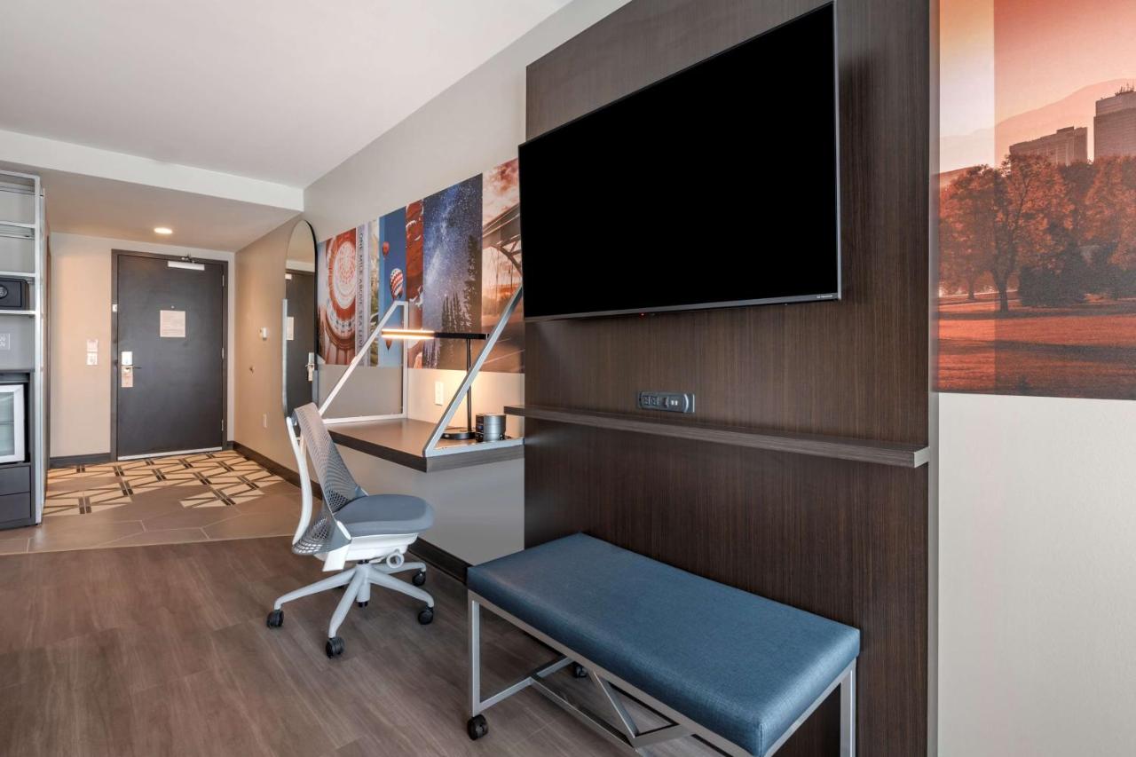 King Room with Mobility Accessible Tub and Sofa Bed at Vīb Hotel by Best Western Denver RiNo