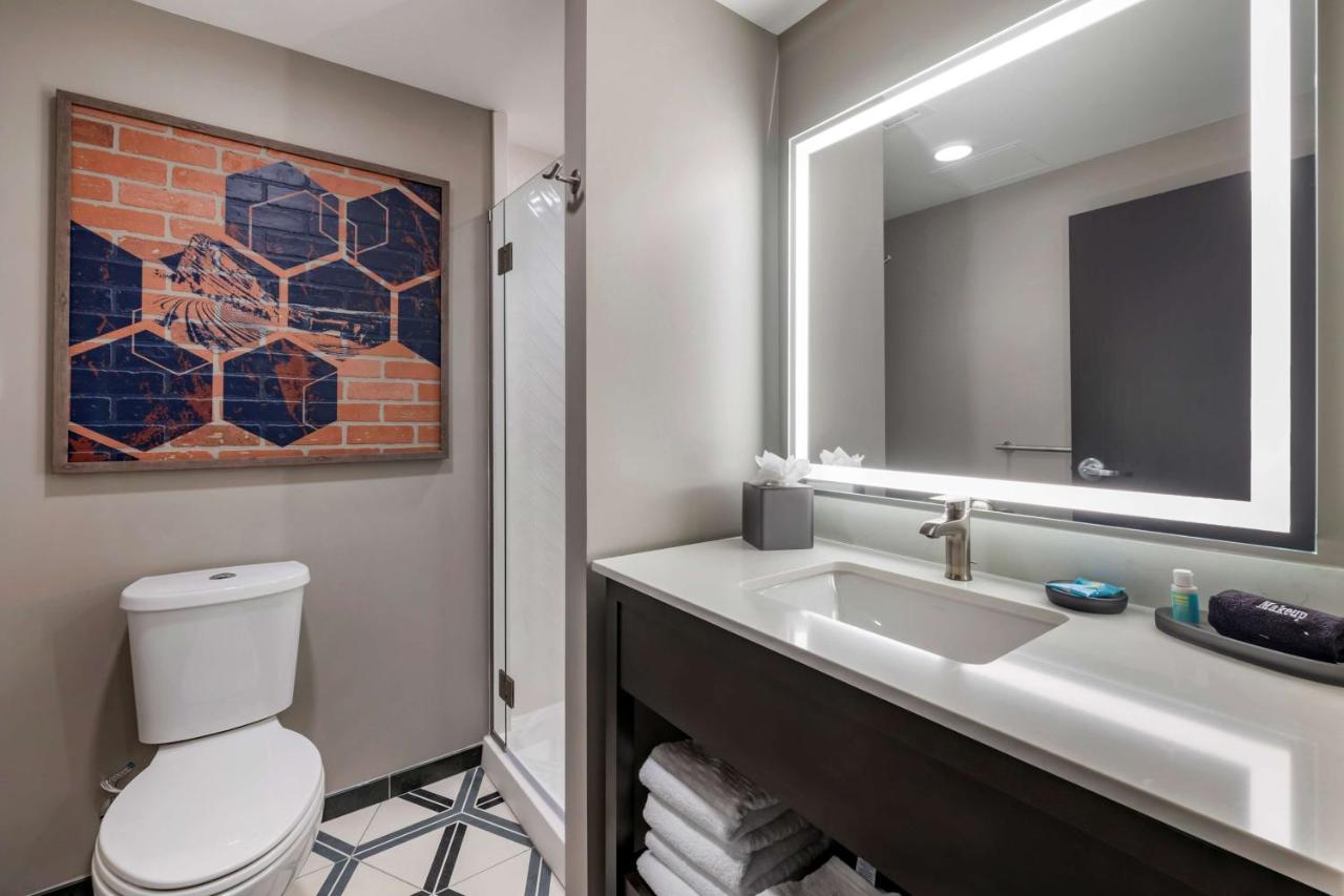 King Room with Mobility Accessible Tub and Sofa Bed at Vīb Hotel by Best Western Denver RiNo