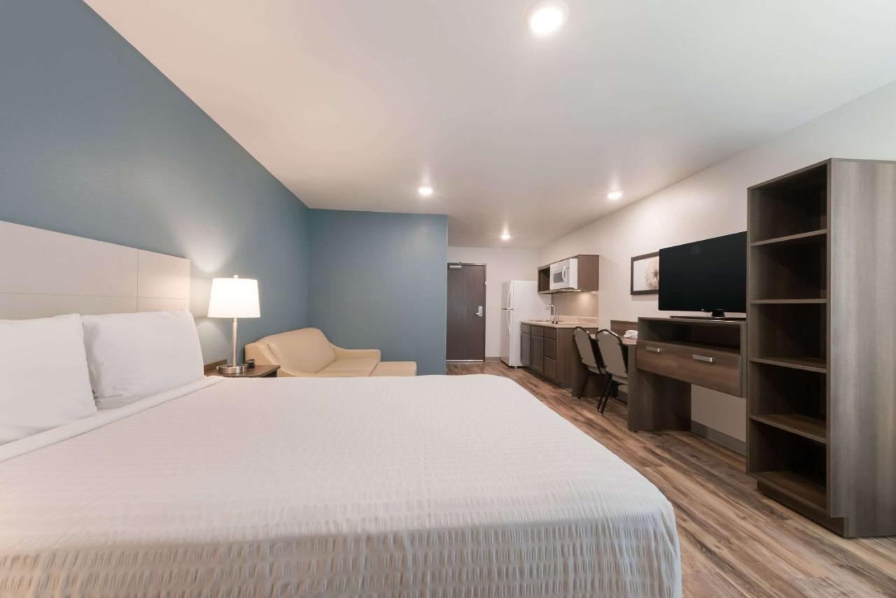 Queen Room with Transfer Shower - Accessible/Non Smoking at Woodspring Suites Philadelphia Northeast