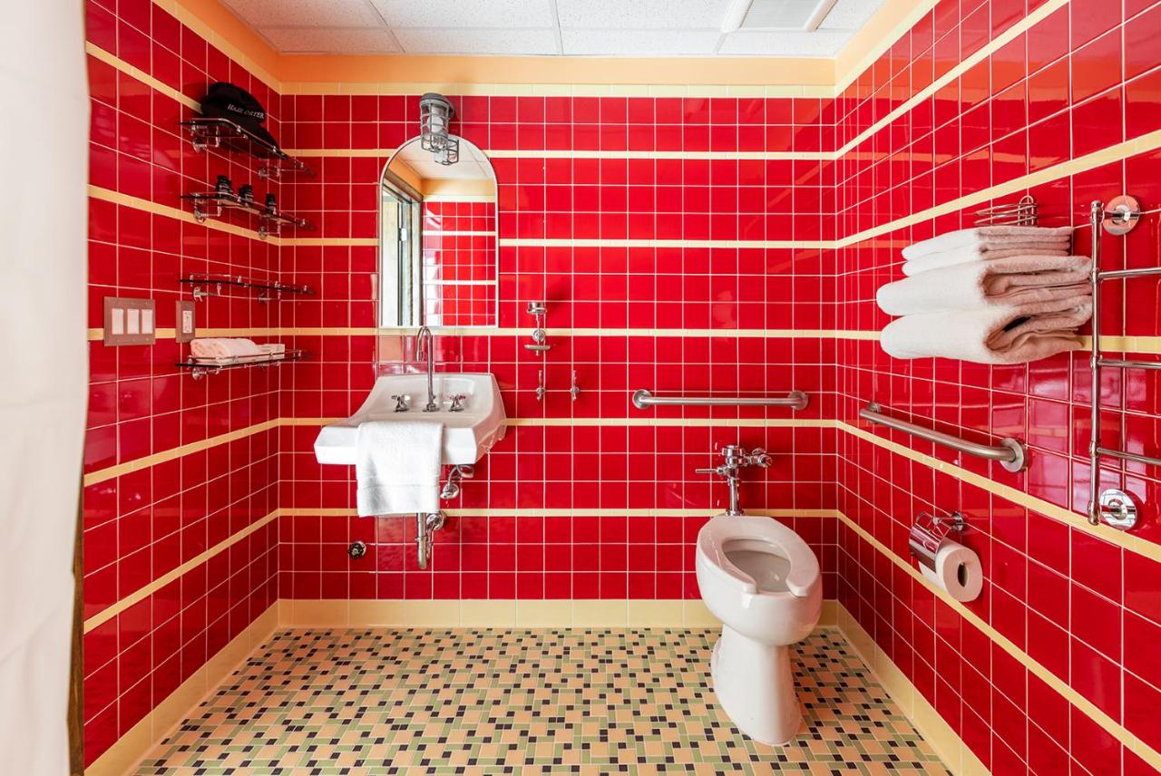 Deluxe Twin Accessible at Pelican Hotel