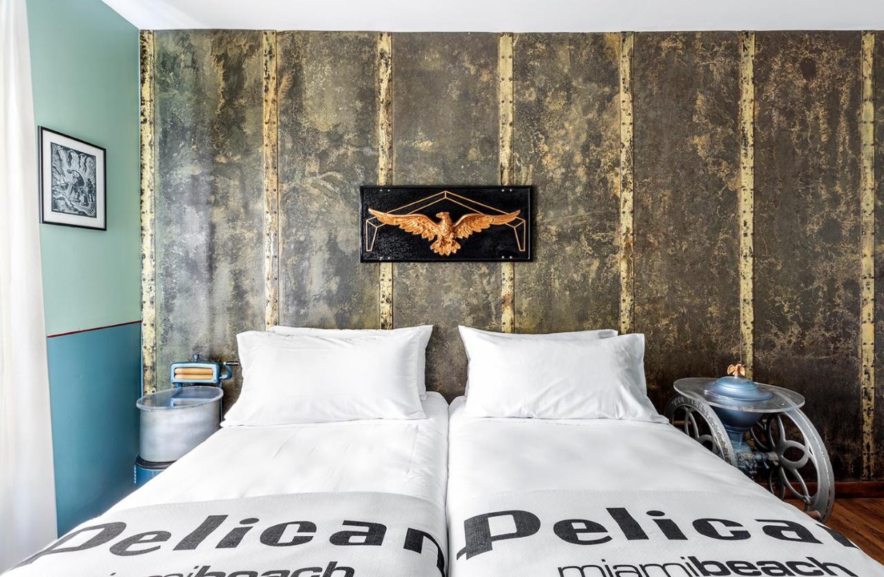 Deluxe Twin Room at Pelican Hotel