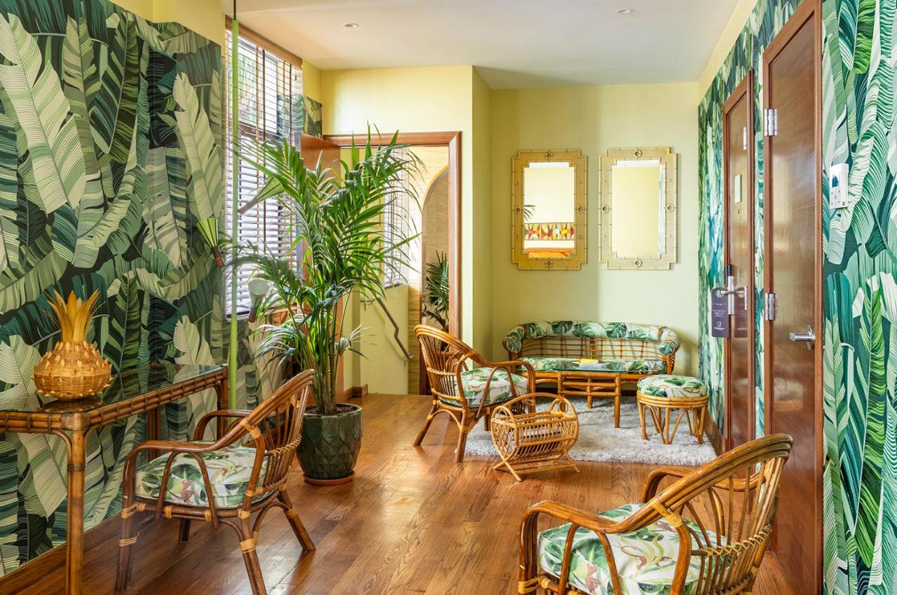 Deluxe Queen Suite at Pelican Hotel