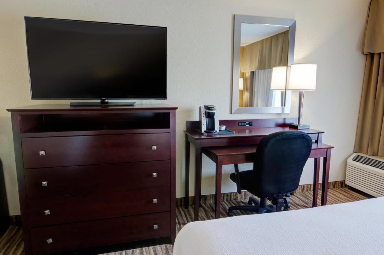 Queen Room with Two Queen Beds - Non-Smoking at Holiday Inn St Petersburg N - Clearwater, an IHG Hotel