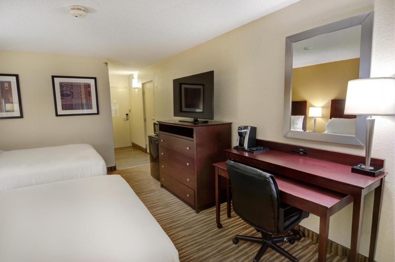 Queen Room with Two Queen Beds - Non-Smoking at Holiday Inn St Petersburg N - Clearwater, an IHG Hotel