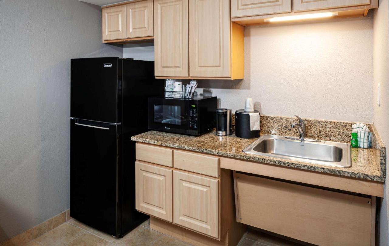 King Room with Kitchenette and Roll-in Shower - Non-Smoking/Disability Access at Best Western New Smyrna Beach Hotel & Suites
