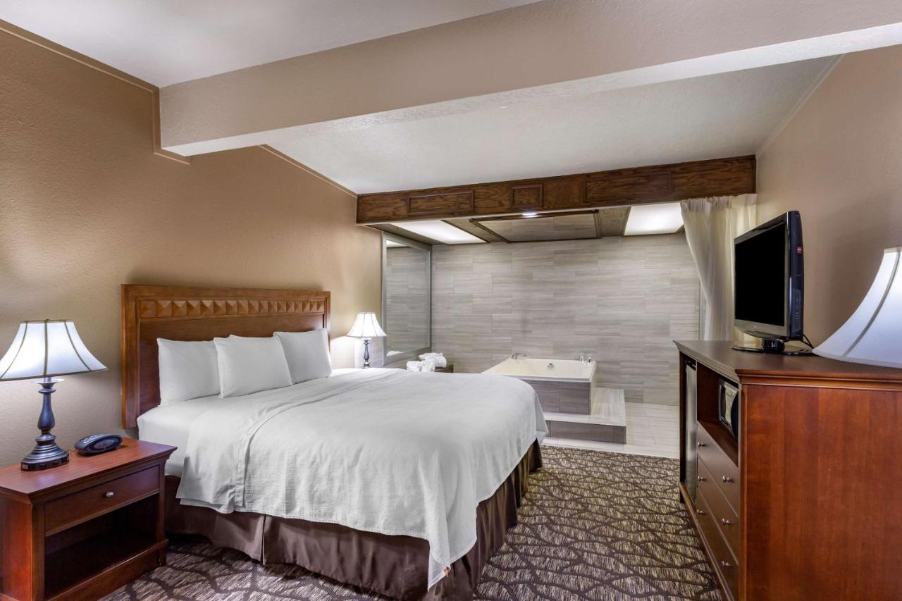 King Suite with Spa Bath at Best Western Dunmar Inn