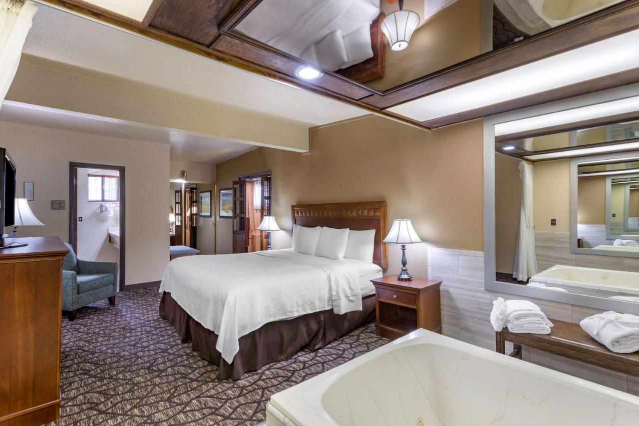 King Suite with Spa Bath at Best Western Dunmar Inn