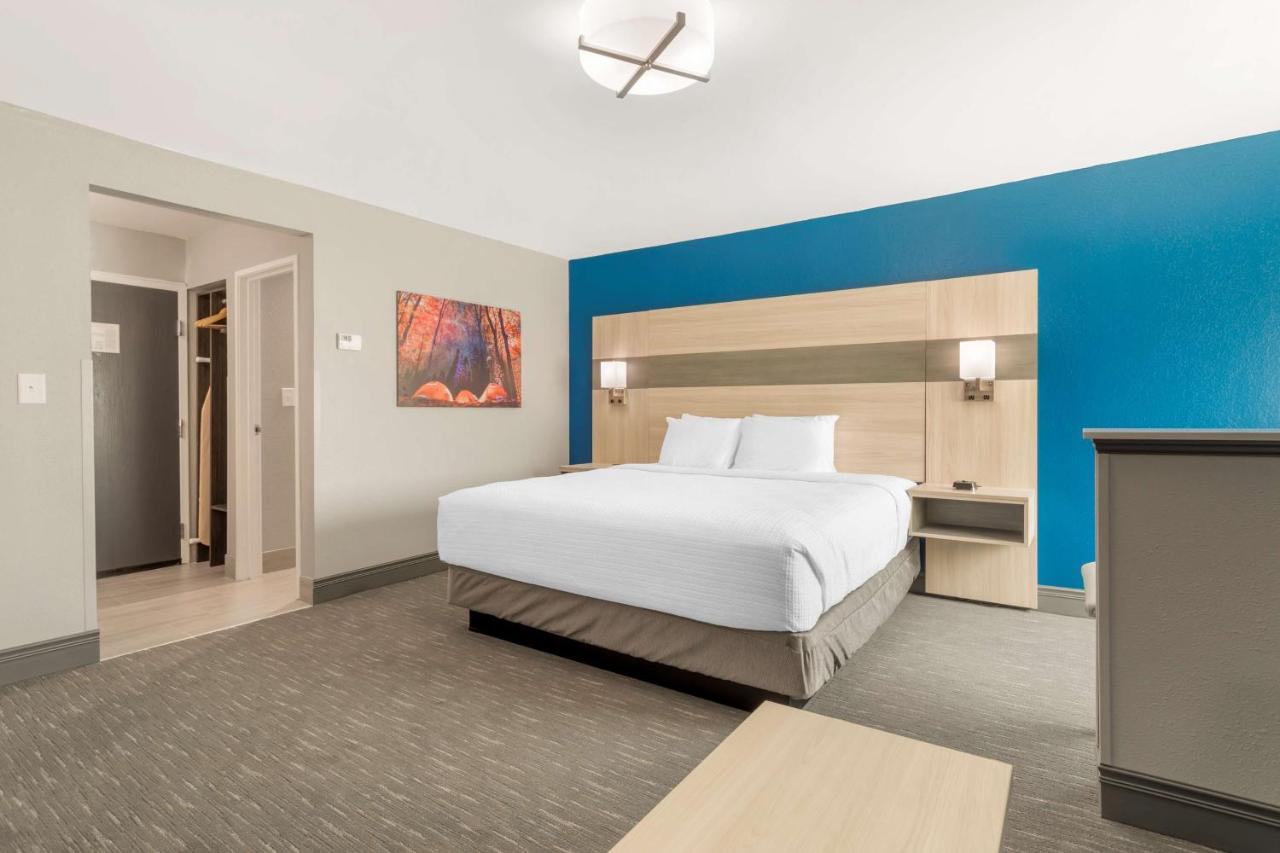 King Suite with Sofa Bed at Best Western Plus Cleveland Inn & Suites
