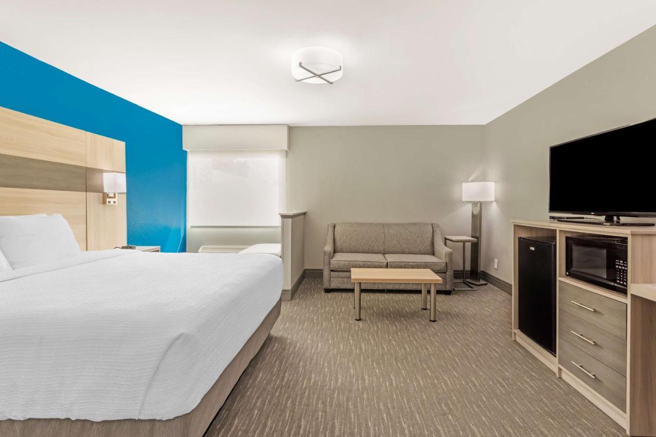 King Suite with Sofa Bed at Best Western Plus Cleveland Inn & Suites