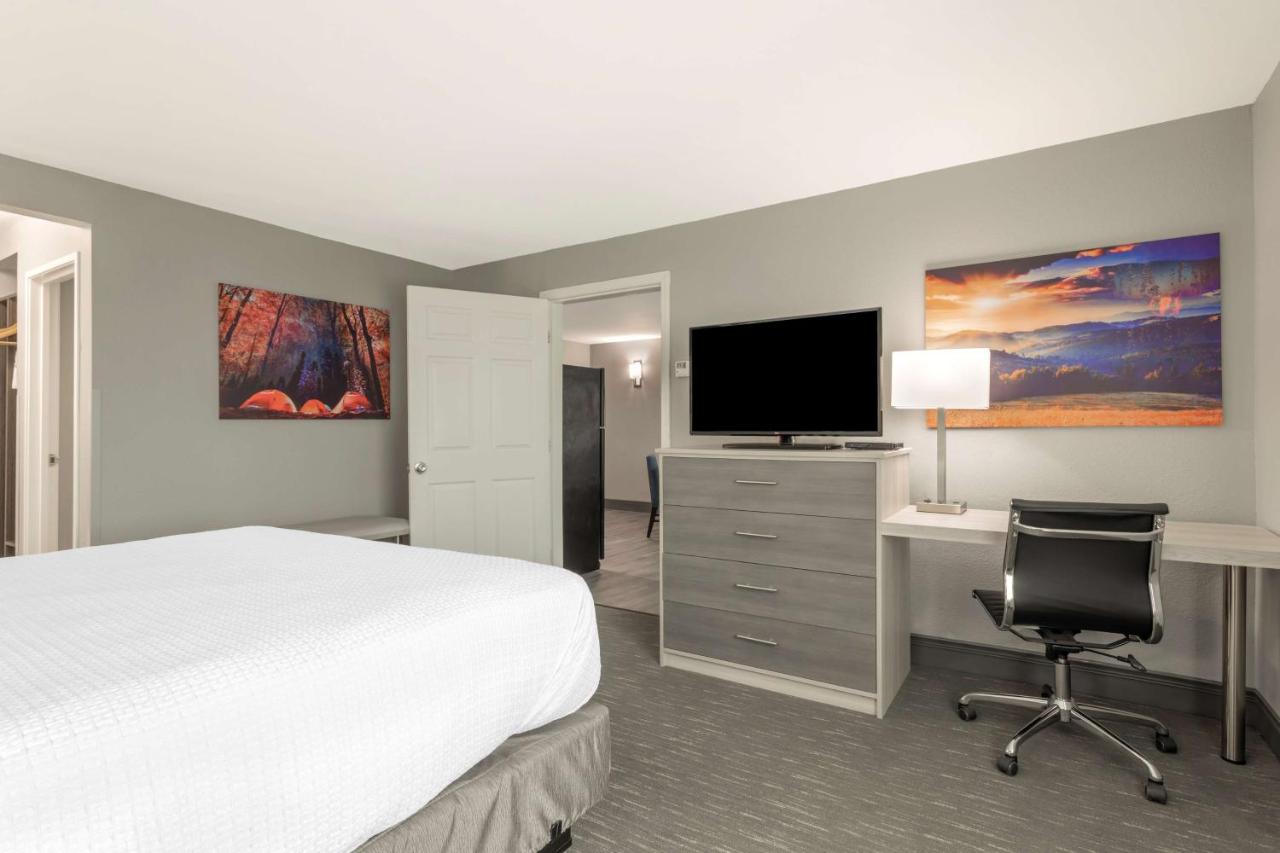 One-Bedroom King Suite with Sofa Bed and Kitchen at Best Western Plus Cleveland Inn & Suites