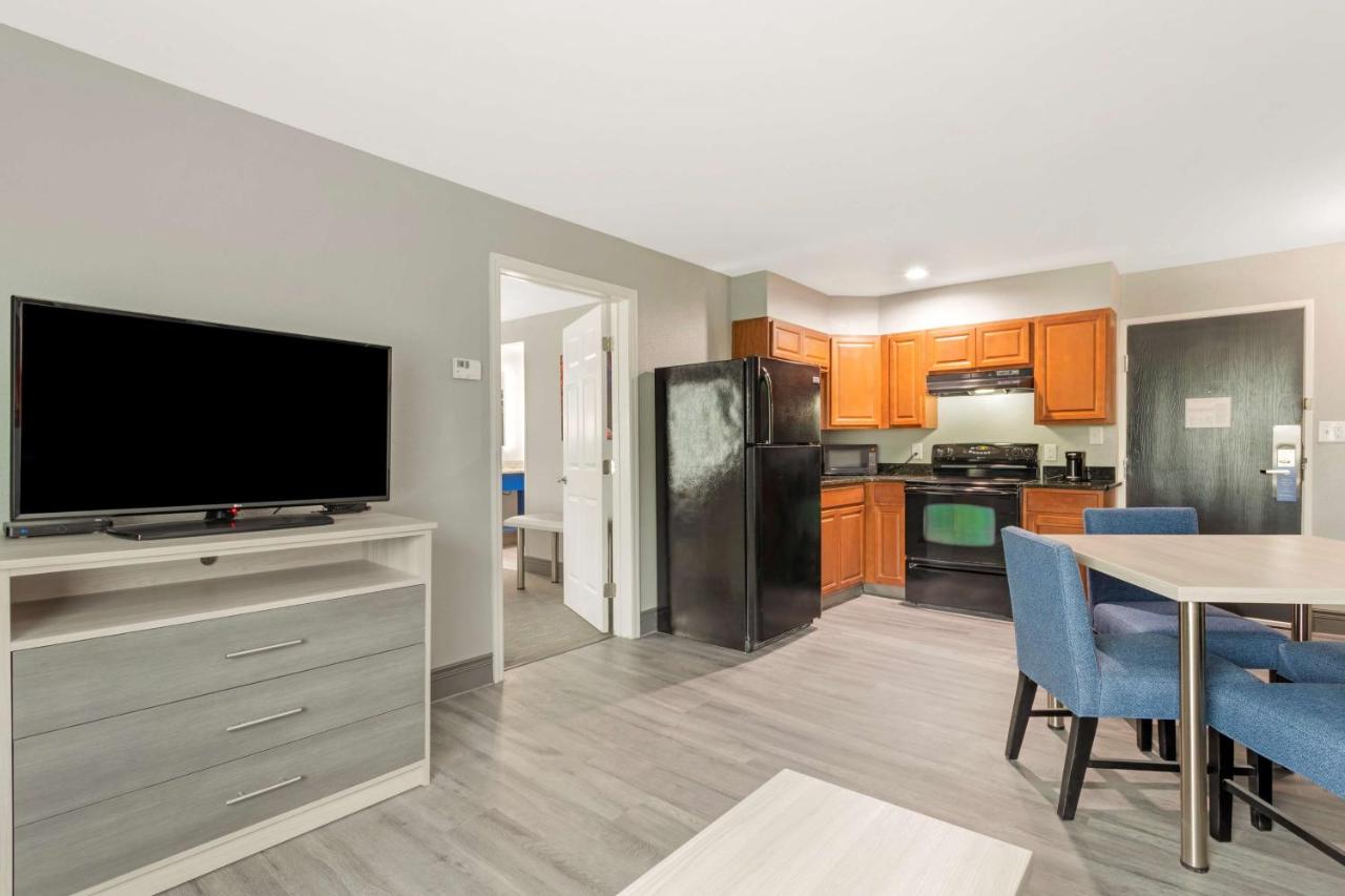 One-Bedroom King Suite with Sofa Bed and Kitchen at Best Western Plus Cleveland Inn & Suites