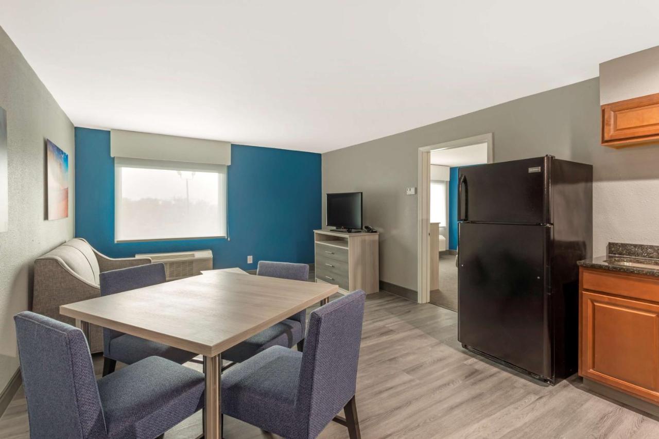 One-Bedroom King Suite with Sofa Bed and Kitchen at Best Western Plus Cleveland Inn & Suites