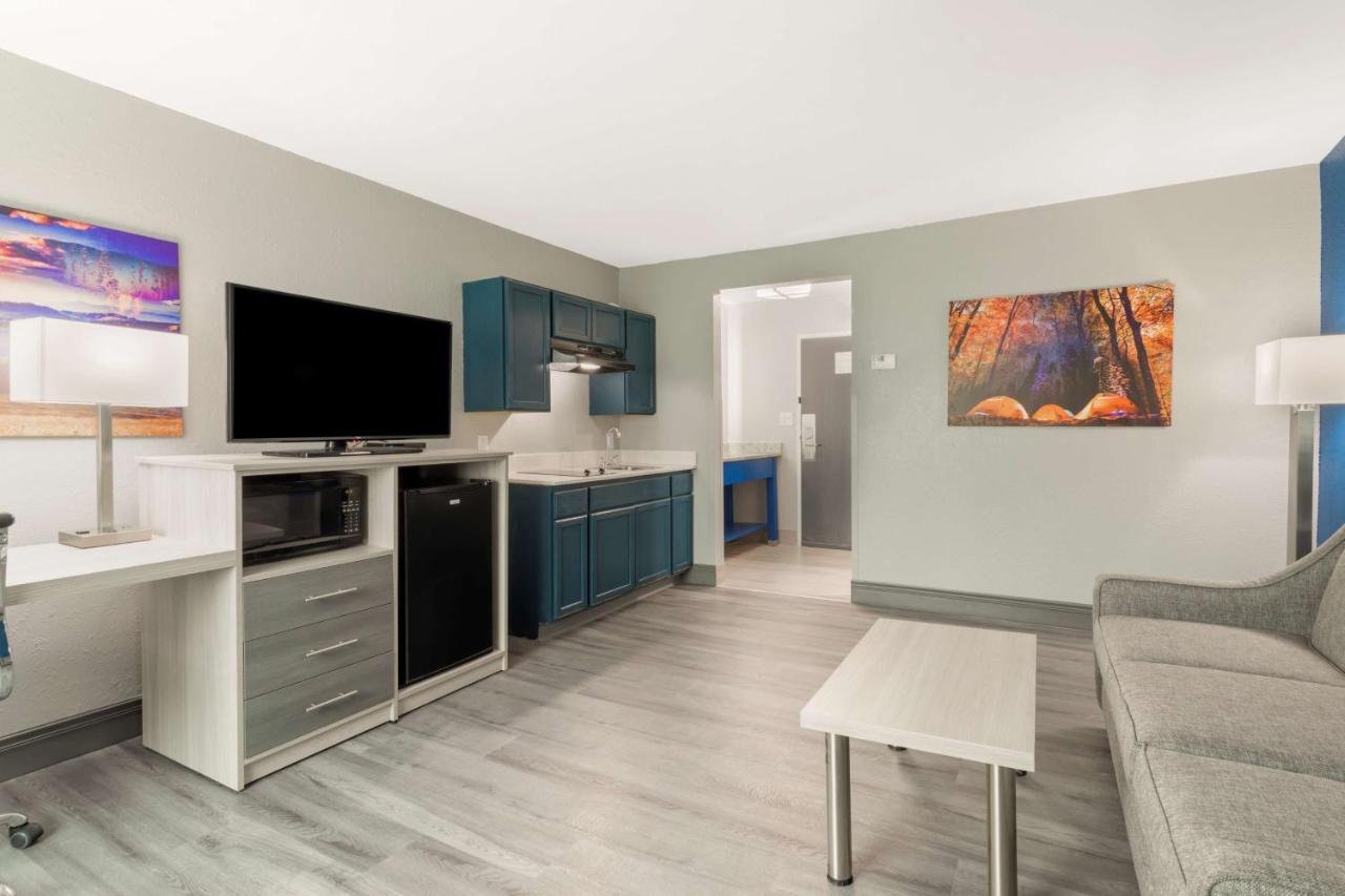 King Suite with Sofa Bed and Kitchenette at Best Western Plus Cleveland Inn & Suites