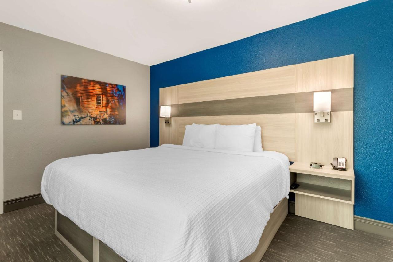 King Suite with Sofa Bed and Kitchenette at Best Western Plus Cleveland Inn & Suites