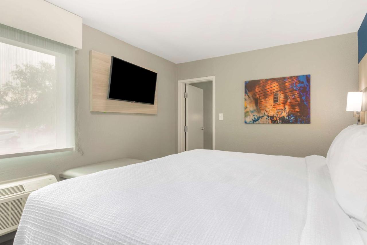 King Suite with Sofa Bed and Kitchenette at Best Western Plus Cleveland Inn & Suites
