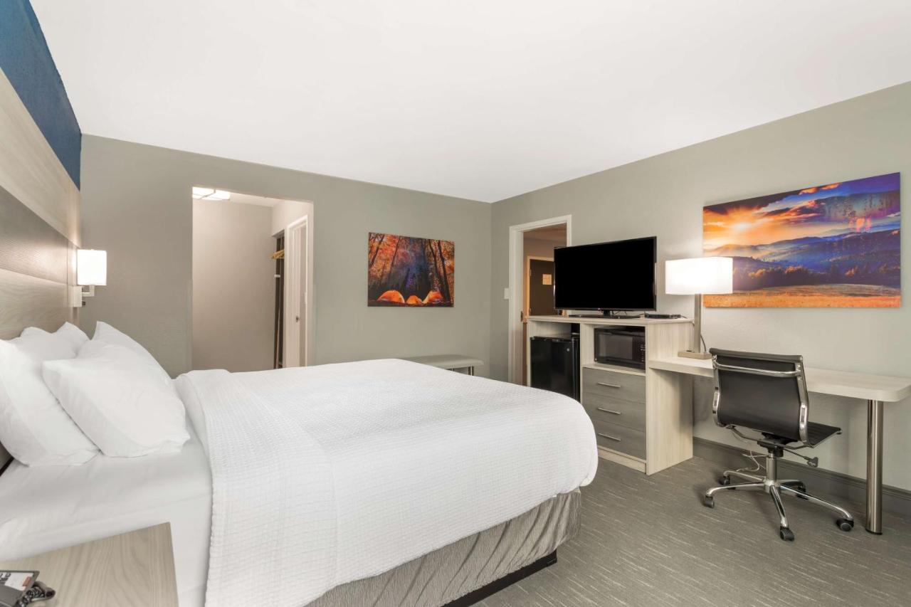 One-Bedroom King Suite with Sofa Bed at Best Western Plus Cleveland Inn & Suites
