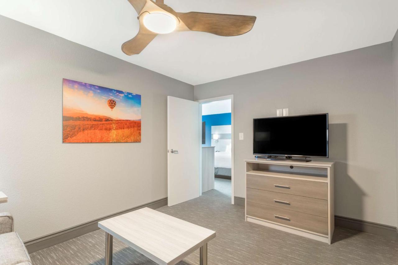One-Bedroom King Suite with Sofa Bed at Best Western Plus Cleveland Inn & Suites