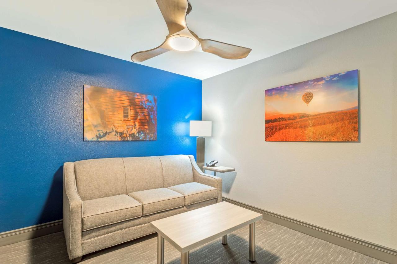 One-Bedroom King Suite with Sofa Bed at Best Western Plus Cleveland Inn & Suites