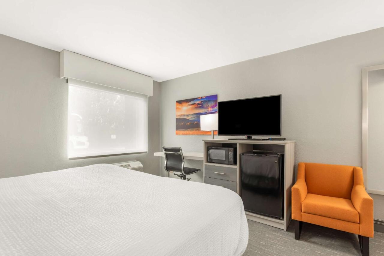 King Room - Communication Assistance at Best Western Plus Cleveland Inn & Suites