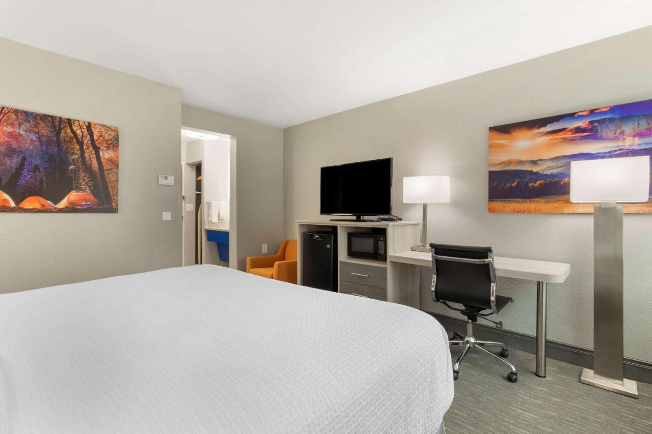King Room with Mobility Accessible Tub at Best Western Plus Cleveland Inn & Suites