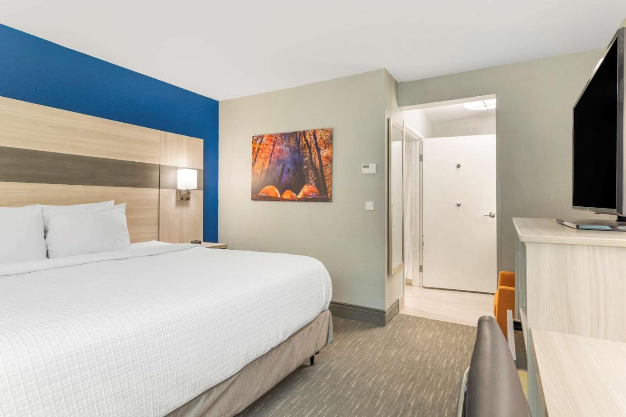 King Room with Mobility Accessible Tub at Best Western Plus Cleveland Inn & Suites