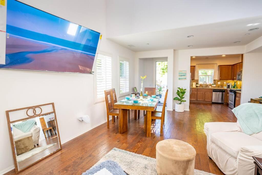 | House of Verrett Beach Villa-Ventura Sleeps 8, 4-min from Beach, Perfect for Honeymoons