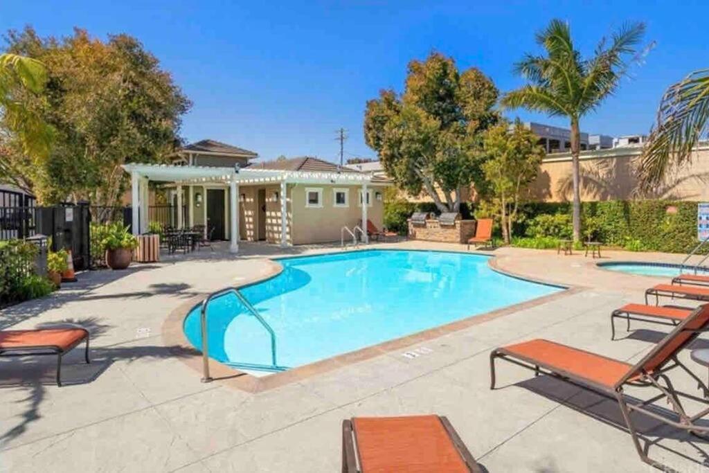 | House of Verrett Beach Villa-Ventura Sleeps 8, 4-min from Beach, Perfect for Honeymoons