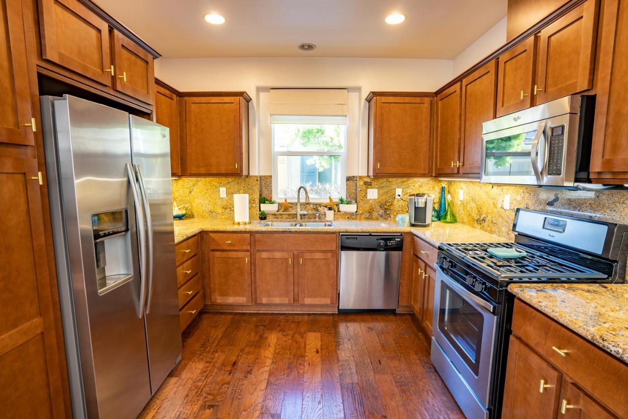 | House of Verrett Beach Villa-Ventura Sleeps 8, 4-min from Beach, Perfect for Honeymoons