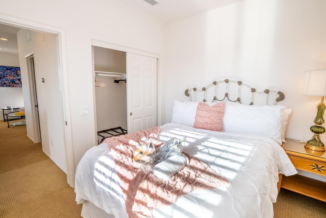 | House of Verrett Beach Villa-Ventura Sleeps 8, 4-min from Beach, Perfect for Honeymoons