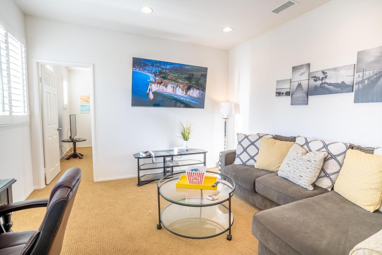 | House of Verrett Beach Villa-Ventura Sleeps 8, 4-min from Beach, Perfect for Honeymoons