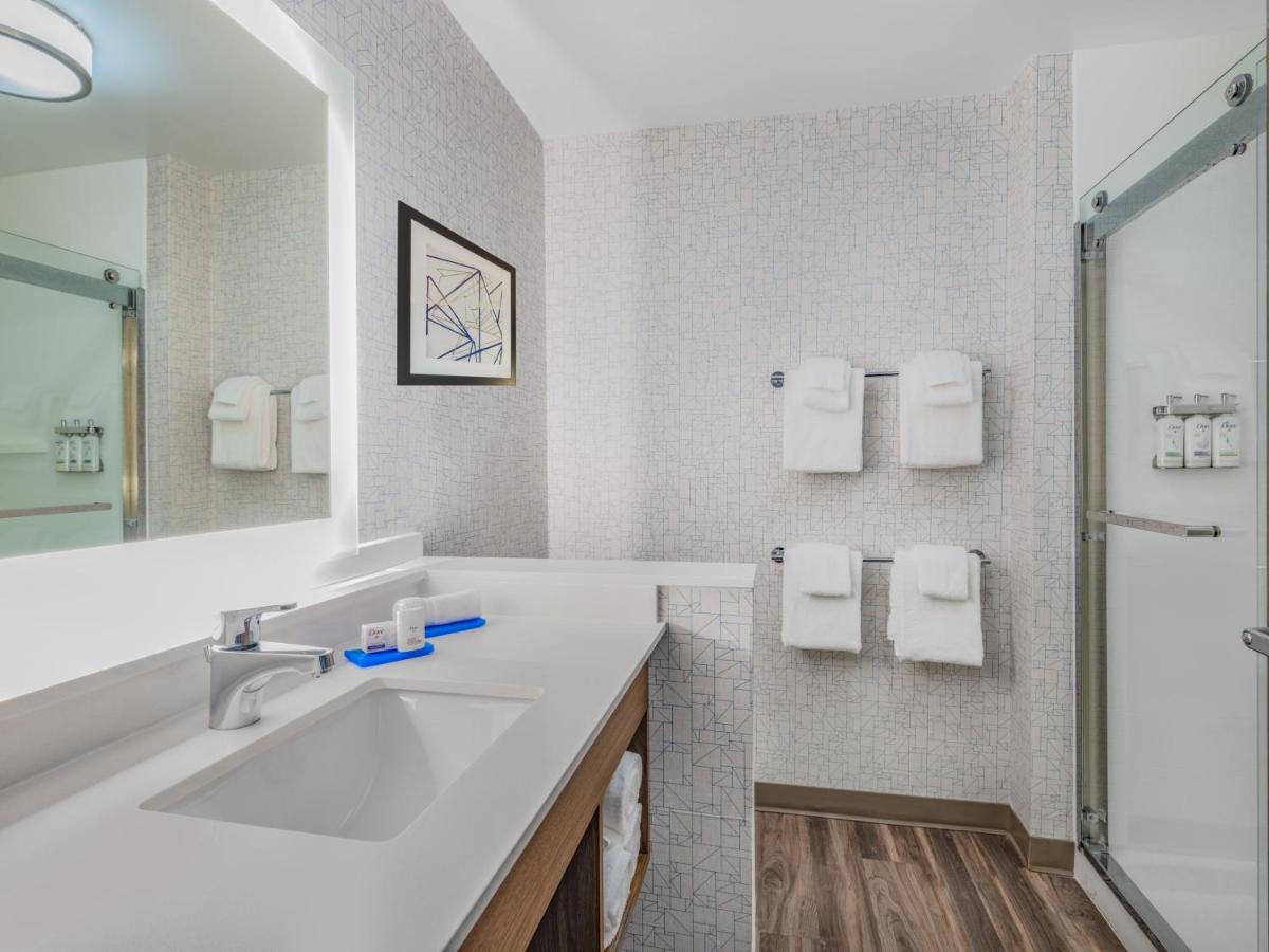 Queen Suite at Holiday Inn Express & Suites Ruskin by IHG