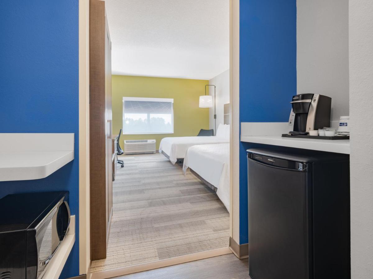 King Room with Hearing Accessible Roll-In Shower - Non-Smoking at Holiday Inn Express & Suites Ruskin by IHG