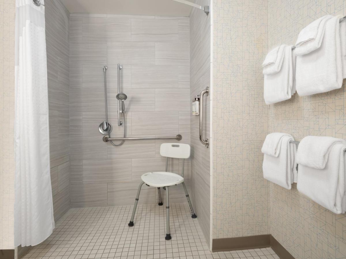 King Room with Hearing Accessible Roll-In Shower - Non-Smoking at Holiday Inn Express & Suites Ruskin by IHG