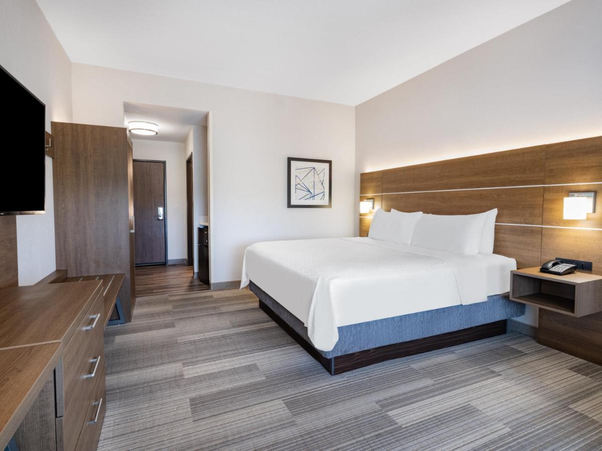 King Room with Hearing Accessible Roll-In Shower - Non-Smoking at Holiday Inn Express & Suites Ruskin by IHG