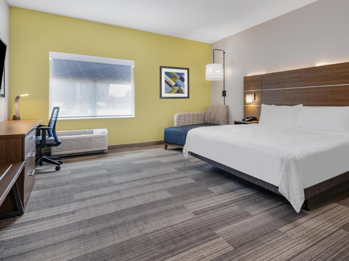 King Room with Hearing Accessible Roll-In Shower - Non-Smoking at Holiday Inn Express & Suites Ruskin by IHG