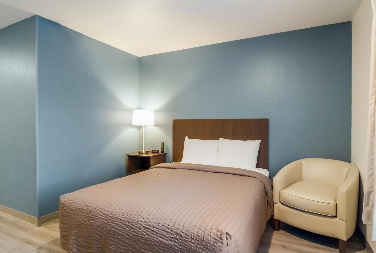 Queen Suite with Tub - Disability Access/Non Smoking at WoodSpring Suites Greensboro - High Point North