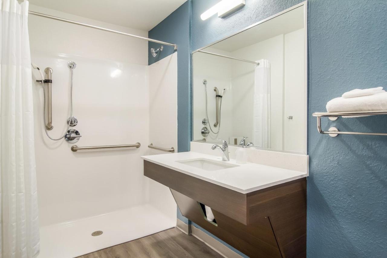 Queen Suite with Roll-In Shower - Disability Access/Non Smoking at WoodSpring Suites Greensboro - High Point North
