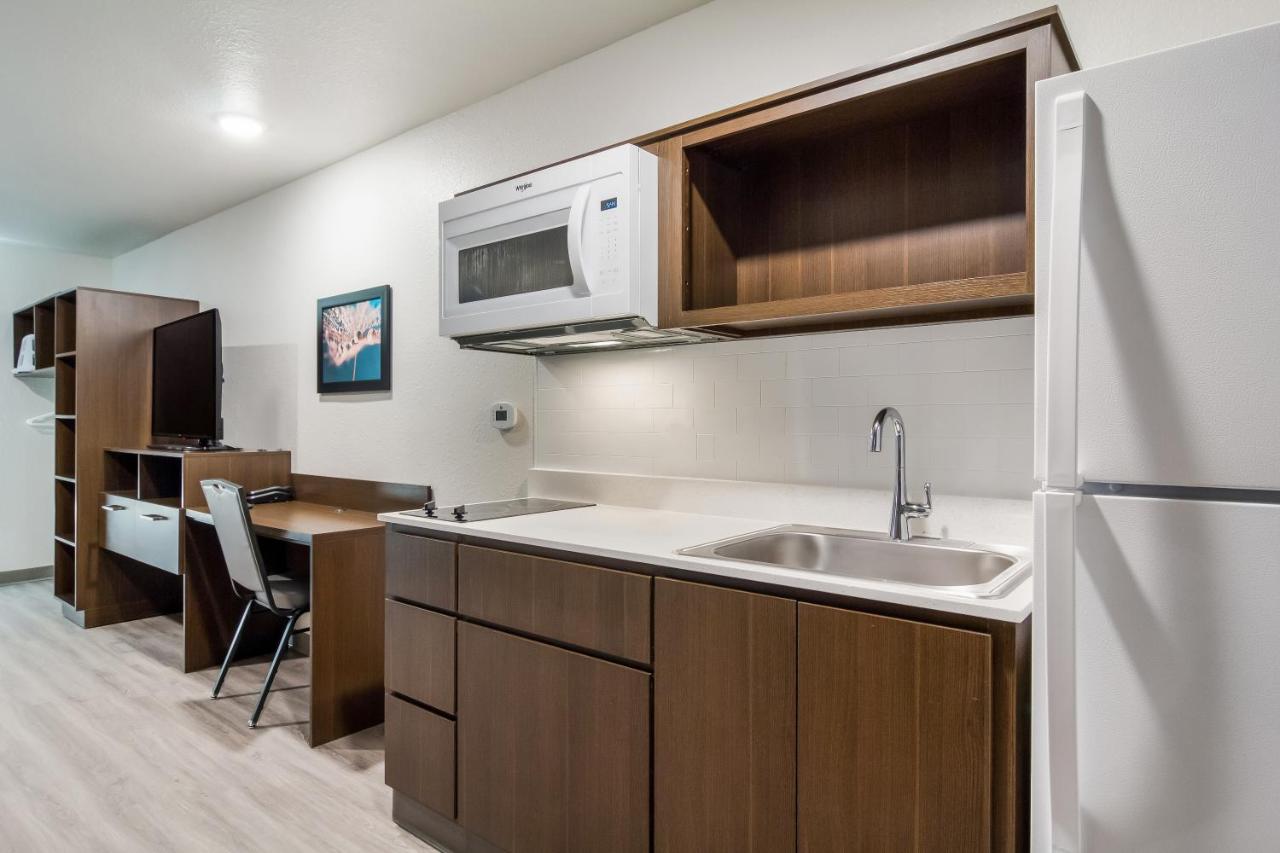 Queen Suite with Bathtub/Non Smoking at WoodSpring Suites Greensboro - High Point North