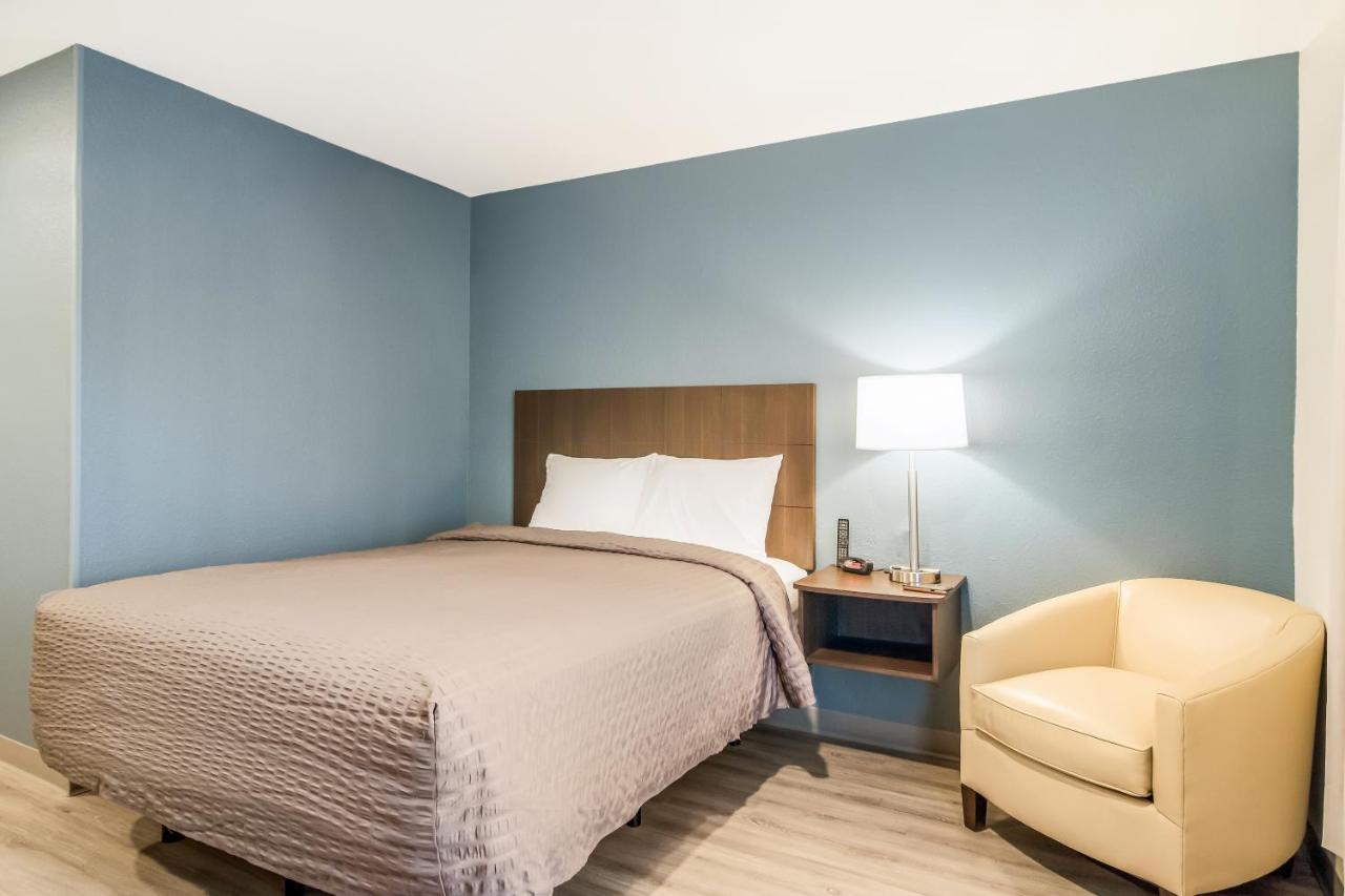 Queen Suite with Bathtub/Non Smoking at WoodSpring Suites Greensboro - High Point North