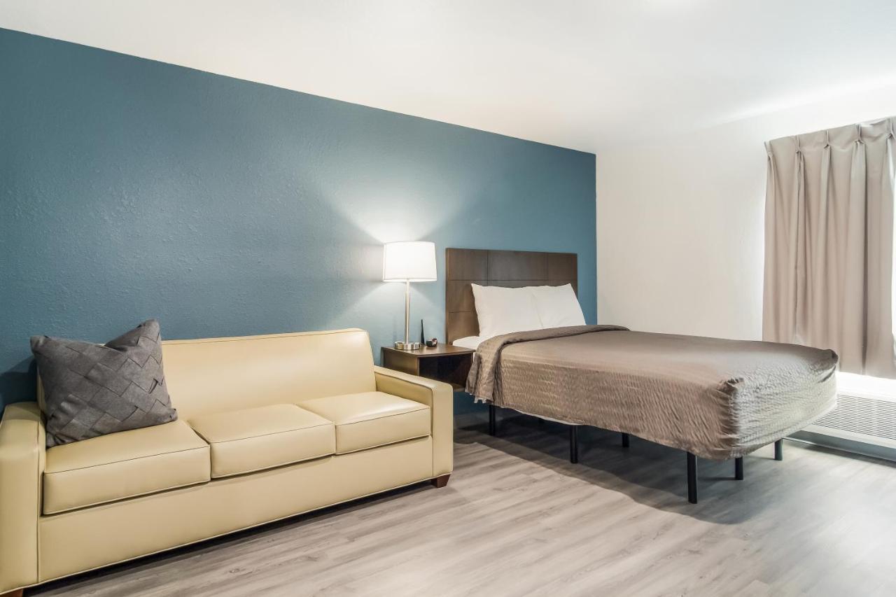 Queen Suite with Sofa - Disability Access/Non Smoking at WoodSpring Suites Greensboro - High Point North