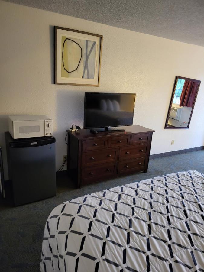 | Smokey Point Motor Inn