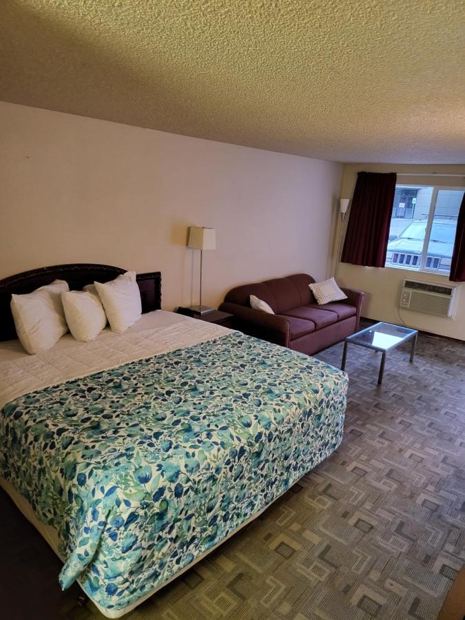 | Smokey Point Motor Inn