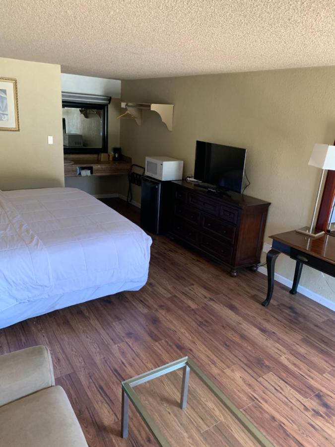 | Smokey Point Motor Inn